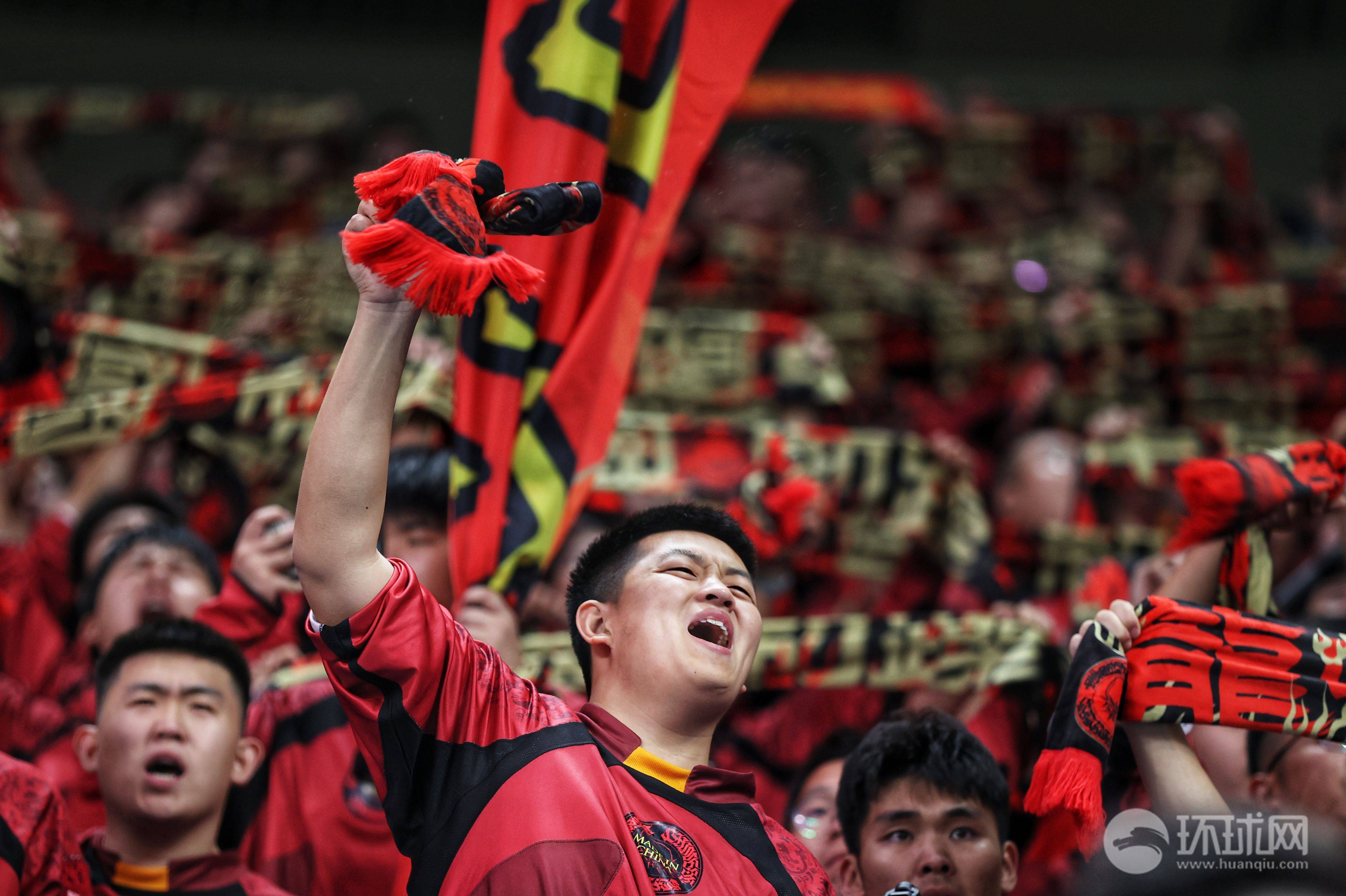 国内足球比赛中的惊心动魄一幕 国内足球比赛中的惊心动魄一幕