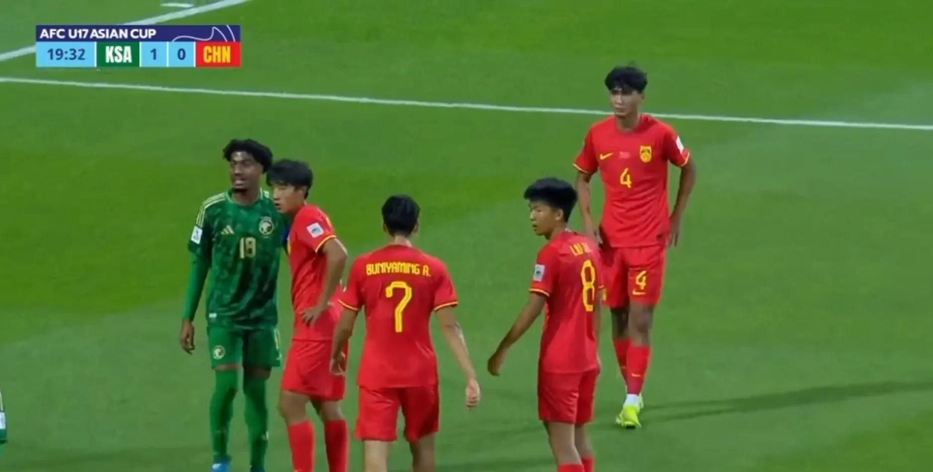 国内足球比赛中的惊心动魄一幕 国内足球比赛中的惊心动魄一幕