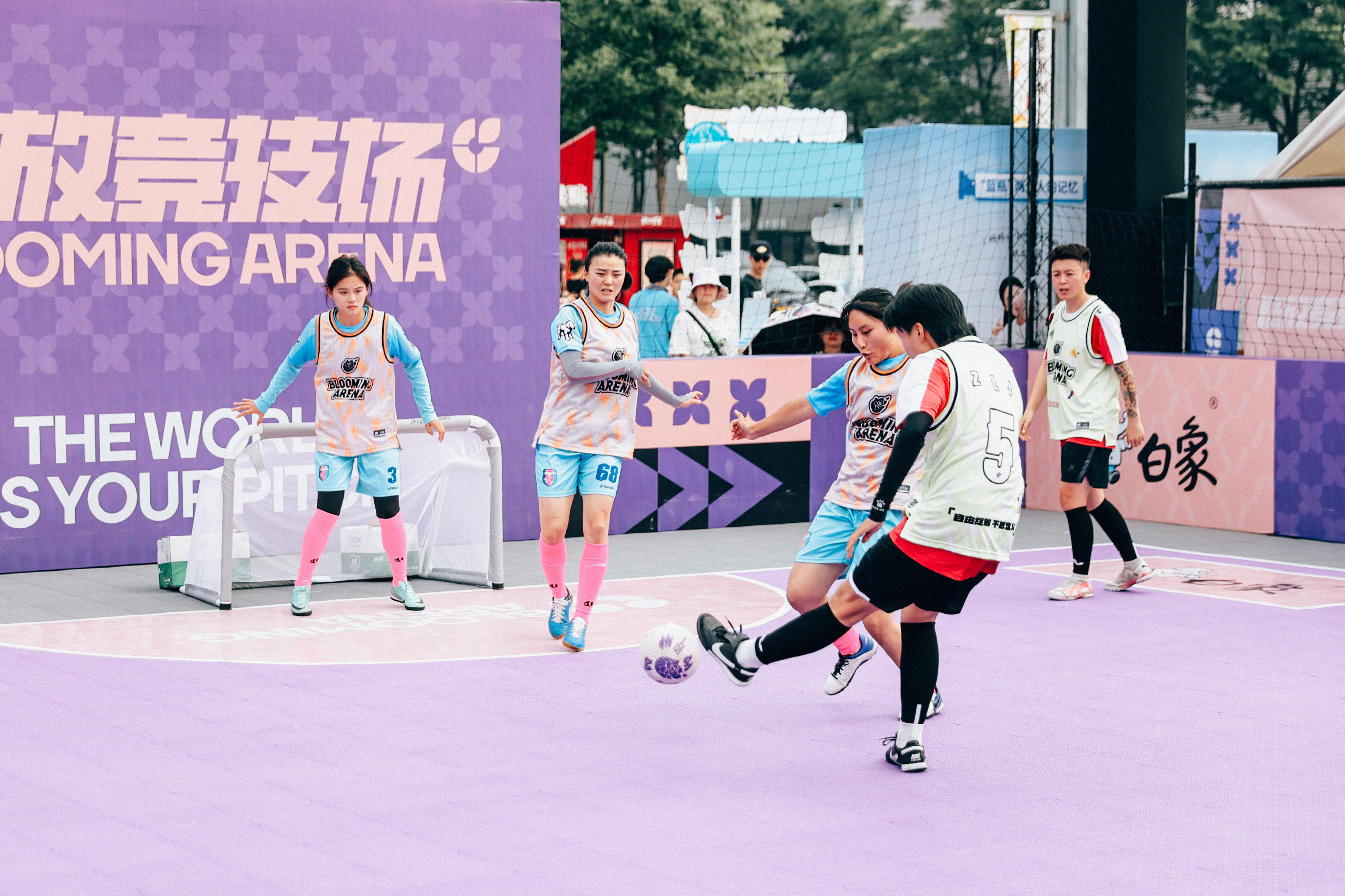 球员们在比赛中展现出了超强的技术和拼搏精神 球员们在比赛中展现出了超强的技术和拼搏精神