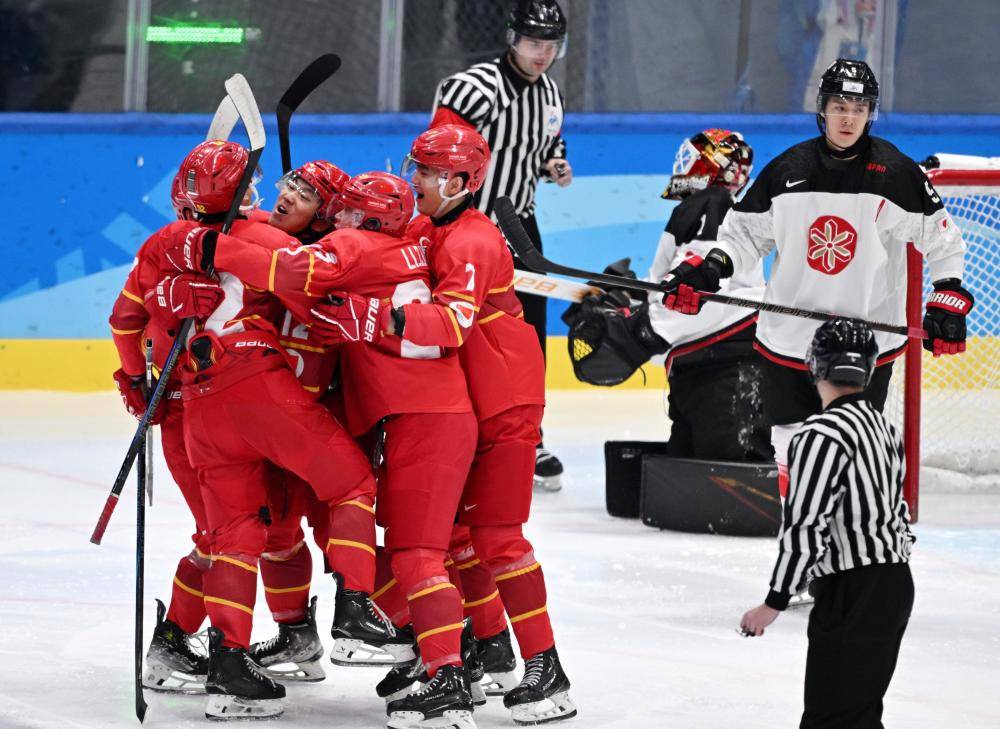 捷克冰球队奋力拼搏，勇夺领奖台