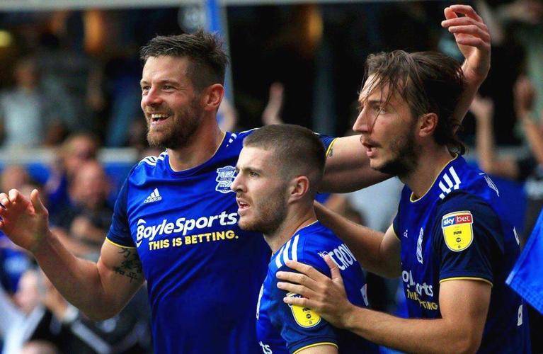 斯特拉斯堡球员集体训练,备战关键比赛的简单介绍 斯特拉斯堡球员集体训练,备战关键比赛的简单介绍