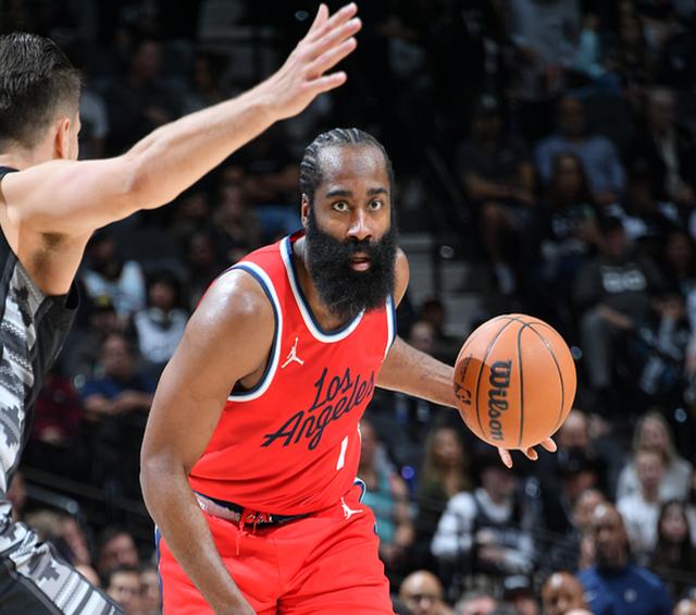 快船客场大胜马刺,终结两连败 快船客场大胜马刺,终结两连败