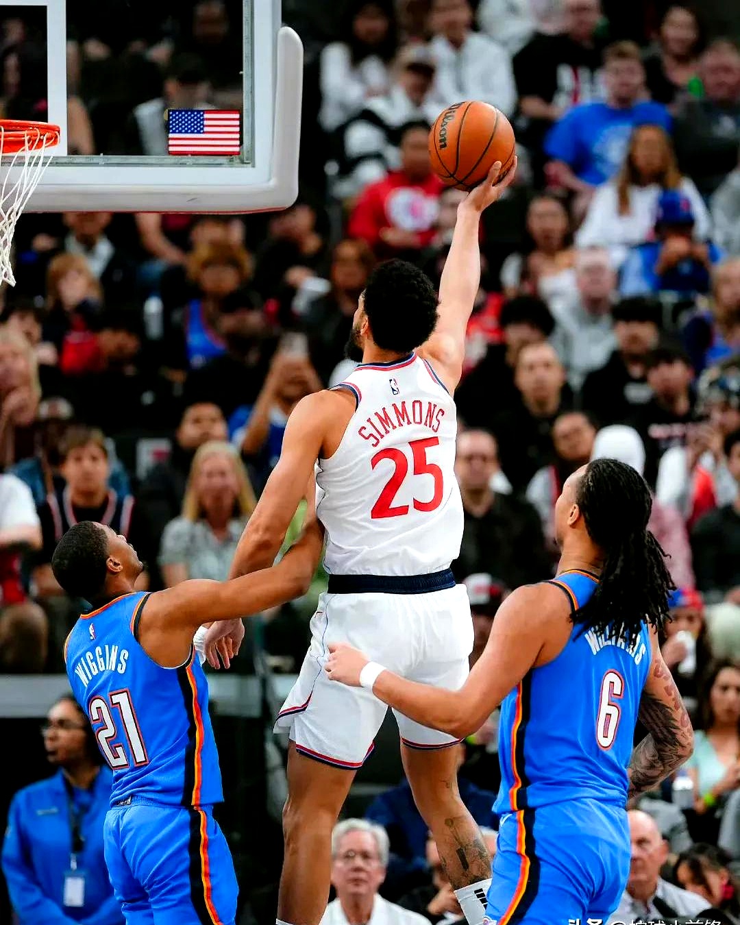 灯泡击败雷霆,西蒙斯稳健表现 灯泡击败雷霆,西蒙斯稳健表现