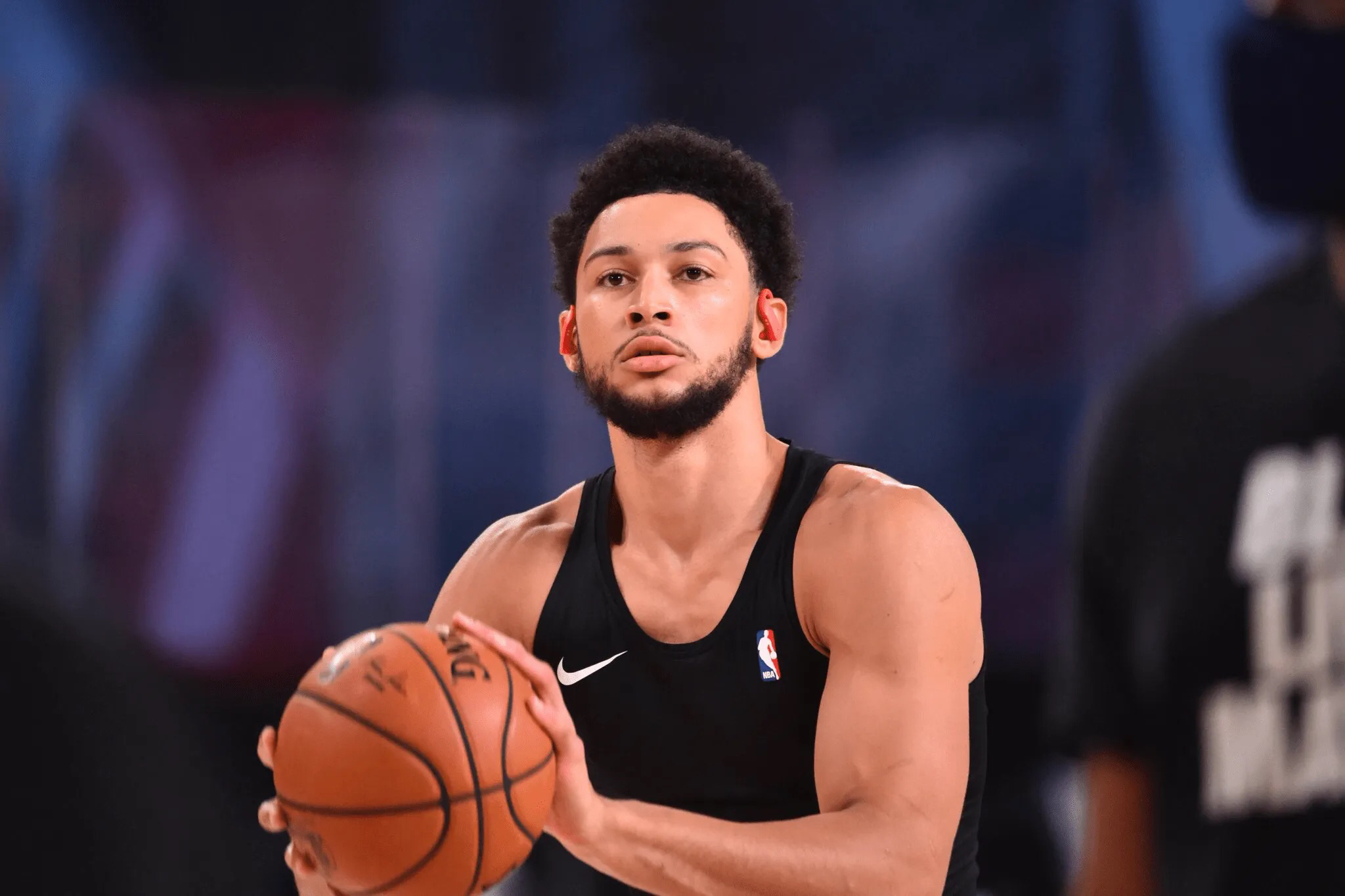 灰熊惊险战胜篮网，保持不败